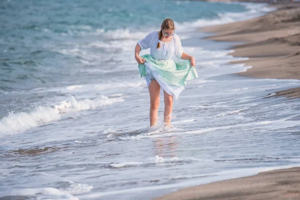 Meisje plezier op het strand — Stockfoto