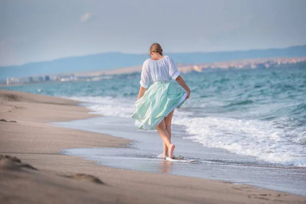 Meisje plezier op het strand — Stockfoto