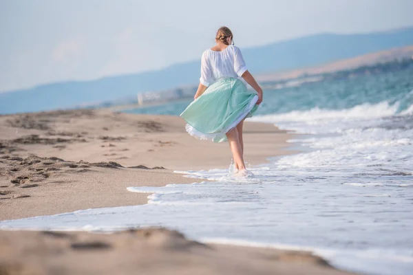 Diversão menina na praia — Fotografia de Stock