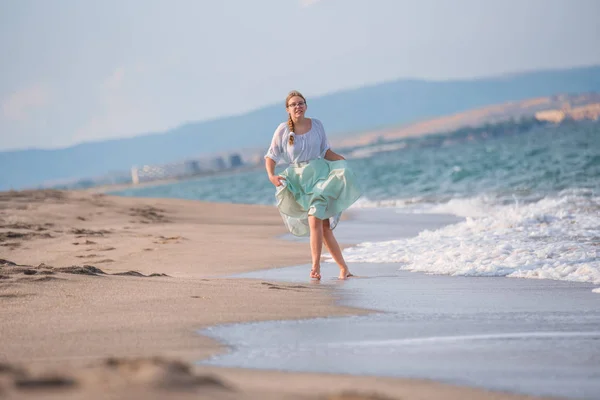 Meisje plezier op het strand — Stockfoto