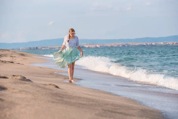 Meisje plezier op het strand — Stockfoto