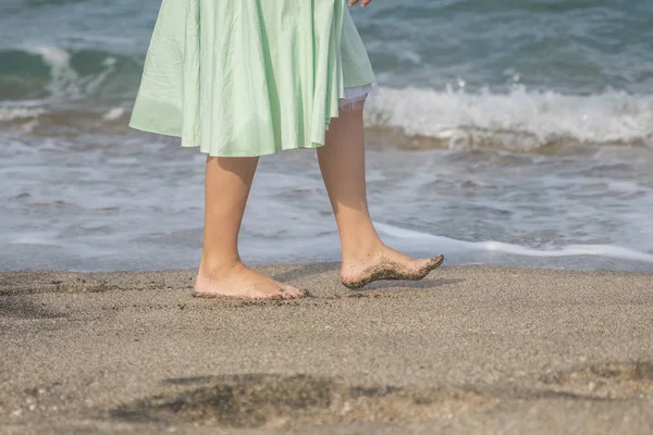 Meisje met blote voeten — Stockfoto