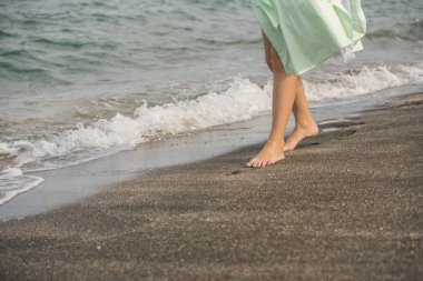 Çıplak ayaklar ile kız