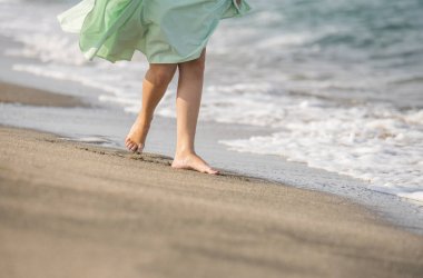 Çıplak ayaklar ile kız