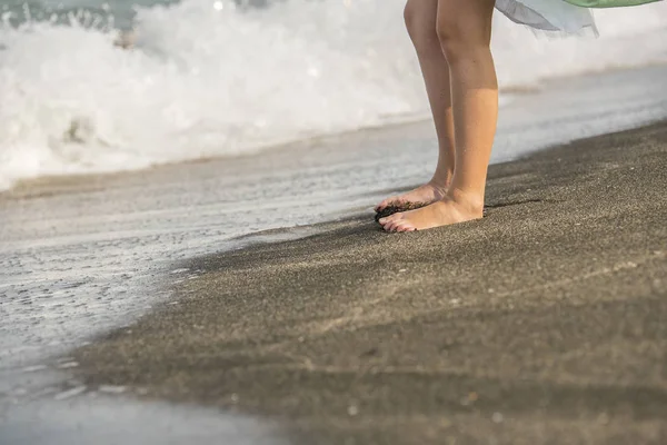 Meisje met blote voeten — Stockfoto