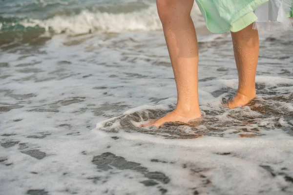 Girl  with bare feet — Stock Photo, Image
