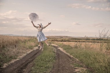 Buğday tarlasında bir kız