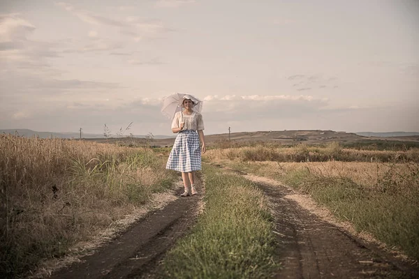Κορίτσι σε ένα χωράφι με σιτάρι — Φωτογραφία Αρχείου