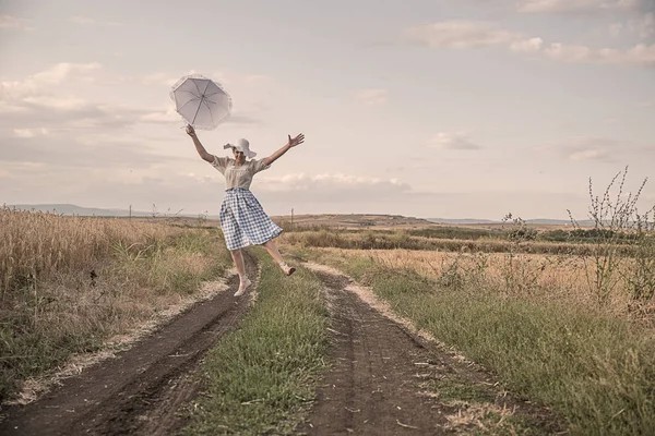 Κορίτσι σε ένα χωράφι με σιτάρι — Φωτογραφία Αρχείου