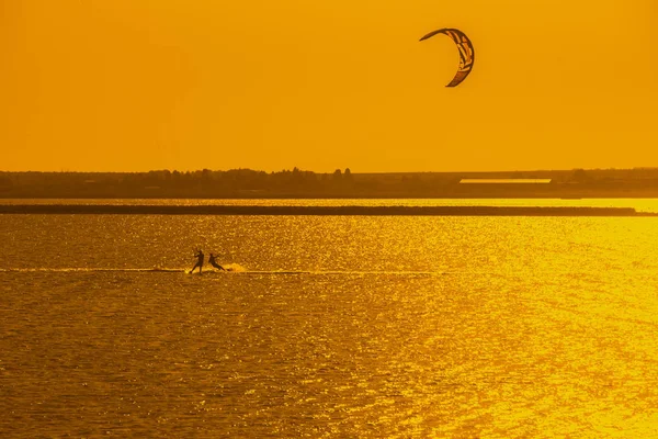 Kite surfer olas — Foto de Stock