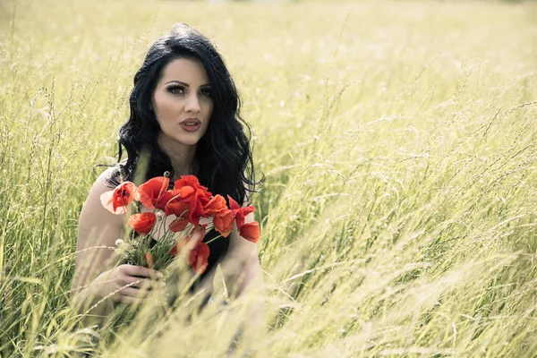 Menina Prado Com Buquê Flores — Fotografia de Stock