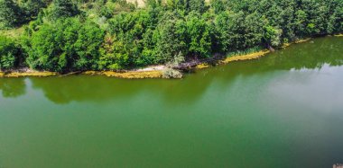 Havadan çekilen nehirli doğal manzara.