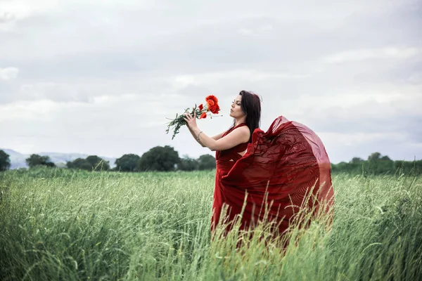 Menina Prado Com Buquê Flores — Fotografia de Stock