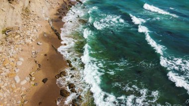 Yaz sahneleri, deniz ve kumsal havadan çekiliyor.