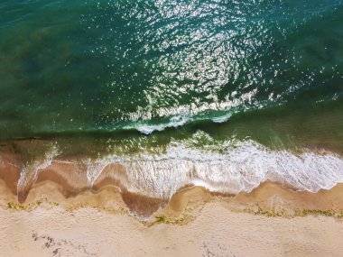 Yaz sahneleri, deniz ve kumsal havadan çekiliyor.