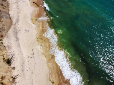 Yaz sahneleri, deniz ve kumsal havadan çekiliyor.