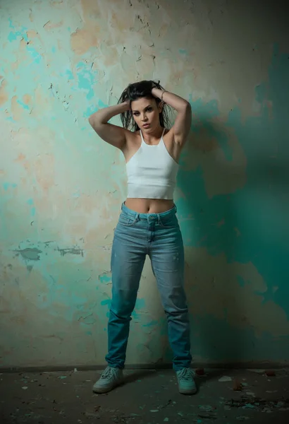 Hermosa Chica Posando Edificio Abandonado Una Mirada Mística — Foto de Stock