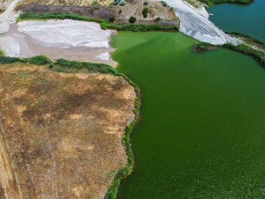 Havadan çekilen nehirli doğal manzara.