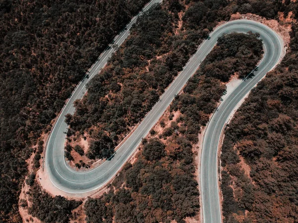 Straße Über Den Berg Ohne Fahrzeug Geschossen Von Einer Drohne — Stockfoto