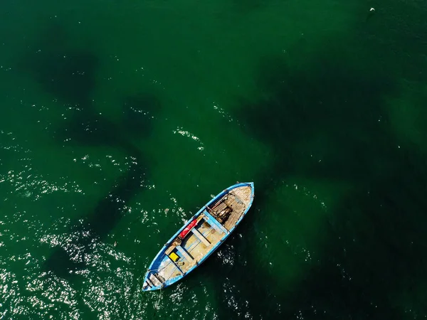 Pequeño Barco Pesquero Mar Disparado Desde Dron — Foto de Stock