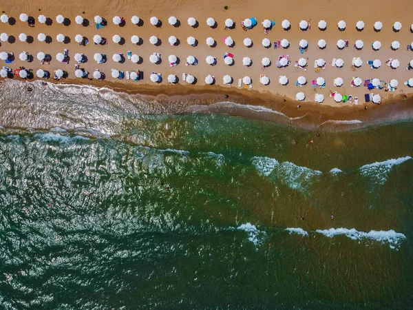 Yazın Şemsiyeli Plaj Çekimi — Stok fotoğraf