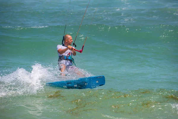 Pomorie Burgas Bulgarien 2020 Kitesurfer Reitet Auf Wellen Pomorie Ist — Stockfoto