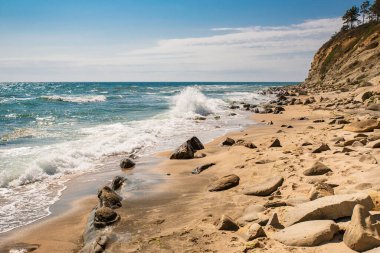 Kaya ve deniz kıyılarıyla güzel bir manzara.