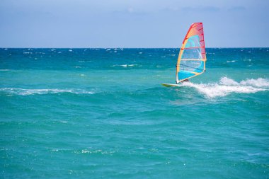 Pomorie, Burgaz / Bulgaristan -08.01.2020: Erkek sporcu deniz dalgaları üzerinde rüzgar sörfü yapıyor