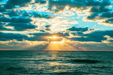 Gökyüzünde sabah güneşi Denizin üstünde bulutlar