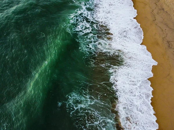 夏天的场景从空中拍出大海和海滩 — 图库照片