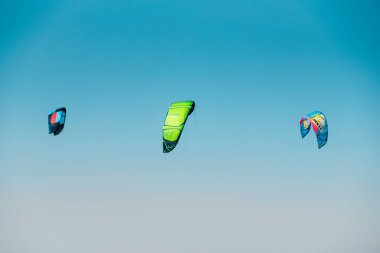 Pomorie, Burgaz / Bulgaristan -08.01.2020: Açık mavi gökyüzüne yelken aç