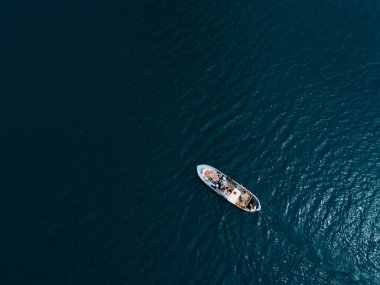 Denizde ıssız küçük bir balıkçı teknesi, havada vurulmuş.