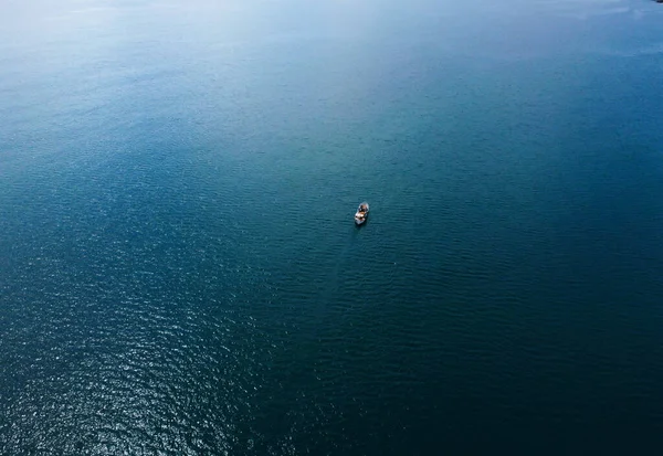 Lonely Pequeño Barco Pesca Mar Disparado Aire — Foto de Stock