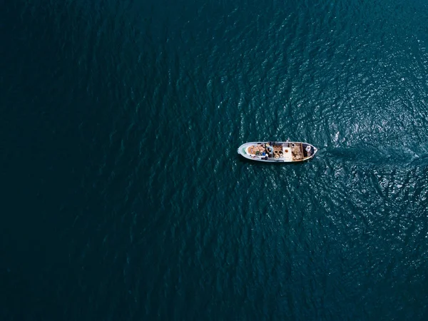 Denizde Issız Küçük Bir Balıkçı Teknesi Havada Vurulmuş — Stok fotoğraf