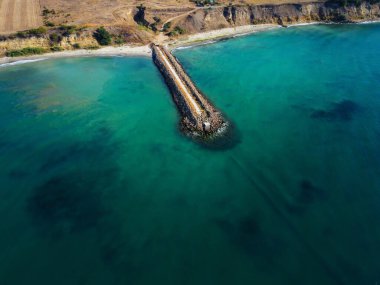 Sahili deniz manzaralı, İHA ile vurulmuş.