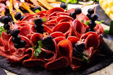 Köy tabaklarında servis edilen zeytinli ve domatesli salam.