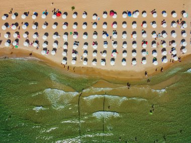 Yazın şemsiyeli plaj, İHA çekimi.