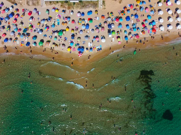 Praia Com Guarda Chuvas Verão Tiro Drone — Fotografia de Stock