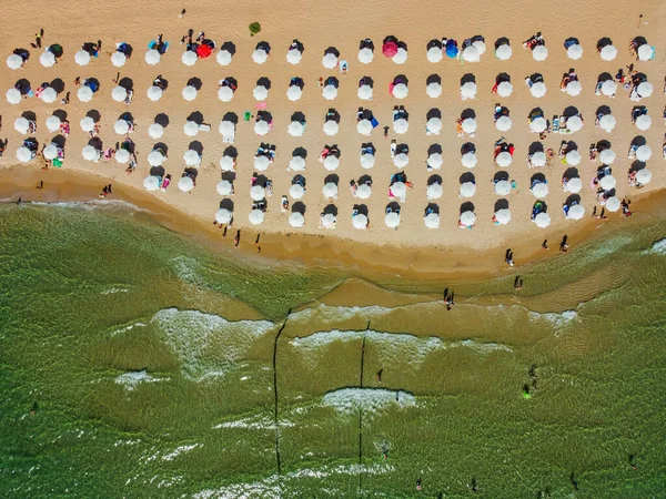 Yazın şemsiyeli plaj, İHA çekimi.