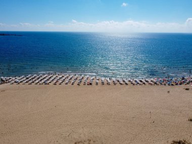 Yazın şemsiyeli plaj, İHA çekimi.