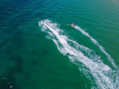 Suda eğlenmek, havadan ateş etmek