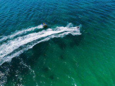 Suda eğlenmek, havadan ateş etmek
