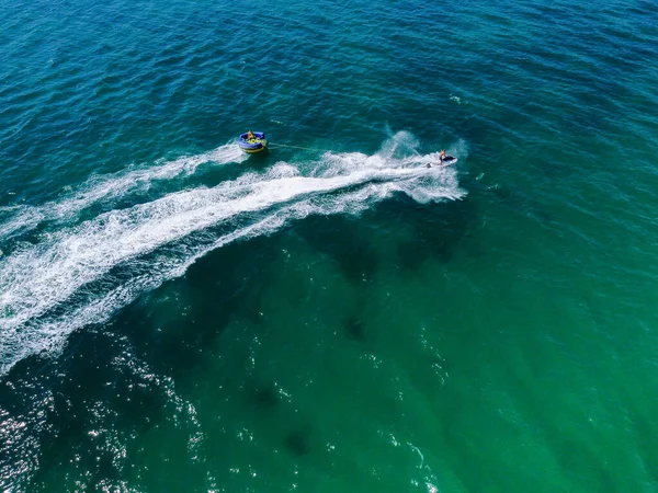 Suda eğlenmek, havadan ateş etmek