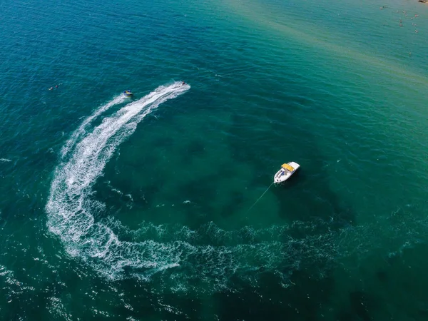 Suda eğlenmek, havadan ateş etmek