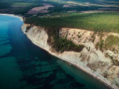 Yaz sahneleri, deniz ve kumsal havadan çekiliyor.
