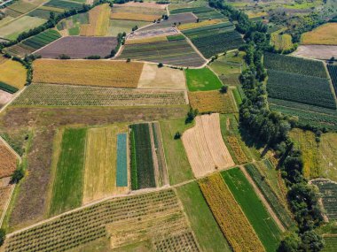 Çeşitli renklerde alanlar, hava manzarası