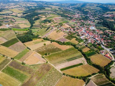 Farklı renklerde köy ve tarlalar, Milutovac 'ın havadan görünüşü 