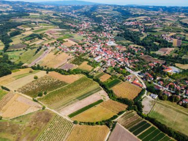 Farklı renklerde köy ve tarlalar, Milutovac 'ın havadan görünüşü 