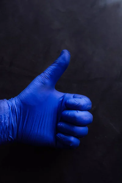 Hand Mit Medizinischen Handschuhen Auf Dunklem Hintergrund — Stockfoto