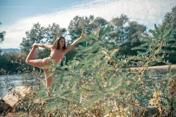 Una Chica Hace Yoga Junto Río —  Fotos de Stock
